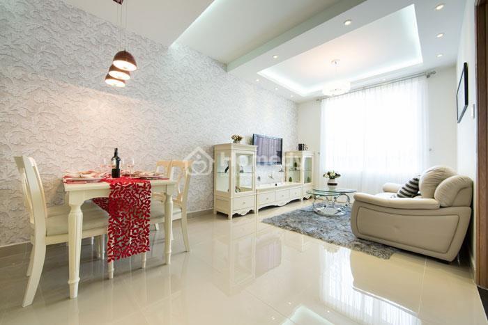 Phòng khách tại The CBD Premium Home được thiết kế hiện đại.