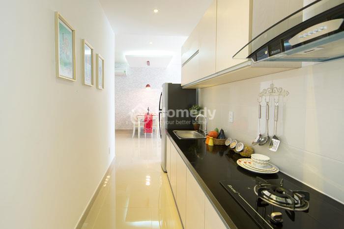 Phòng bếp được thiết kế hướng ngoại tại The CBD Premium Home.