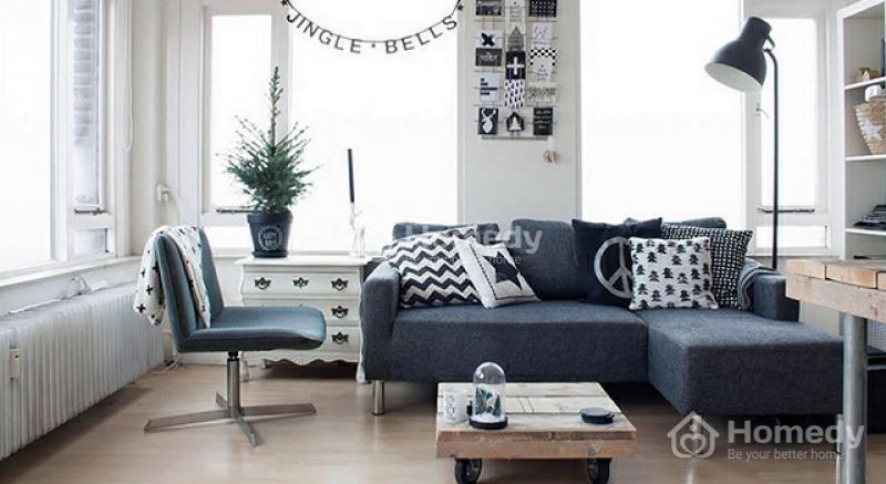 Cho dù đó là một chiếc ghế sofa, một cái giường, bàn làm việc, tủ búp phê hay tủ kéo; một cách tuyệt vời để khiến mọi người cảm nhận được không gian của căn phòng đó là sử dụng những đồ nội thất có chân thay vì những nội thất sát sàn.