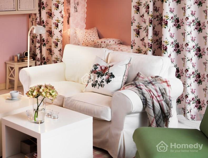 Một chiếc giường trong phòng luôn khiến cho căn nhà của bạn trông chật hẹp. Hãy che nó đi bằng những tấm rèm.