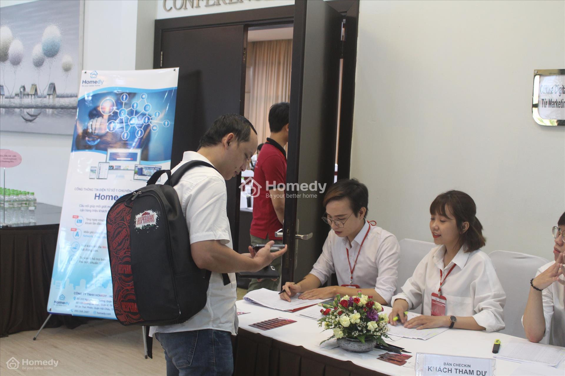 Khách mời làm thủ tục check- in