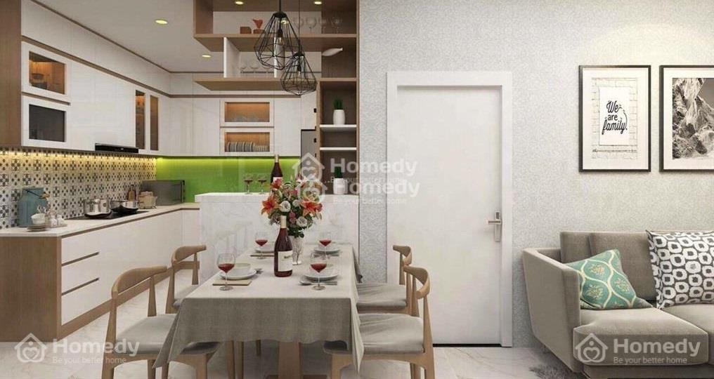 Mỗi căn hộ đều sử dụng những vật liệu sang trọng như cửa gỗ tự nhiên căm xe, gạch nền bóng kính 60x60, dèm cửa chống nắng. Đặc biệt, tất cả các căn đều có từ một đến 2 cửa sổ để đón ánh sáng và gió tự nhiên.