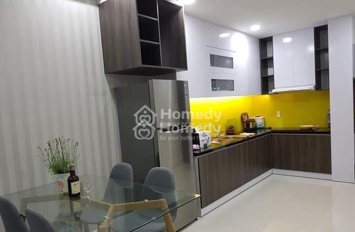 Mỗi căn hộ đều sử dụng những vật liệu sang trọng như cửa gỗ tự nhiên căm xe, gạch nền bóng kính 60x60, dèm cửa chống nắng. Đặc biệt, tất cả các căn đều có từ một đến 2 cửa sổ để đón ánh sáng và gió tự nhiên.