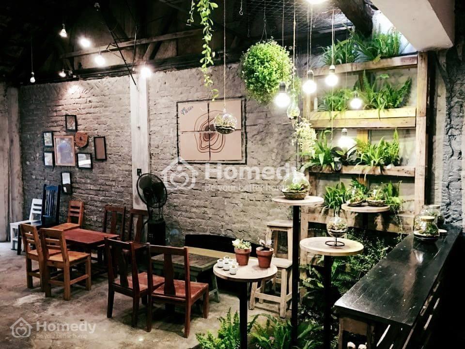 việc kê, đặt giá, kệ, tủ, hàng hóa sao cho đúng phong thủy