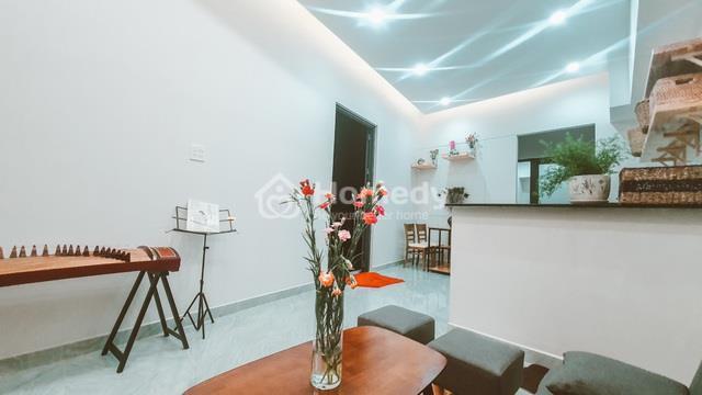 Luân đặt cây đàn tranh ở một góc phòng khách để tiện chơi khi rảnh hoặc quay clip dạy online.