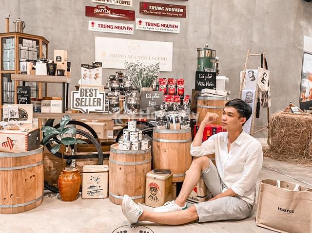 “Mọi người có thể mua điện thoại trả góp, máy tính trả góp thì tại sao không nghĩ tới việc xây một ngôi nhà… trả góp giống mình. Mức thu nhập của mình không cao nhưng biết tính toán một chút, mạnh dạn một chút là đạt kế hoạch có nhà riêng trước 25 tuổi”, Kim Luân chia sẻ. Thời gian tới, Luân sẽ tiếp tục tích cóp để mua thêm đồ đạc cho ngôi nhà, xây dựng khu sân vườn xung quanh.