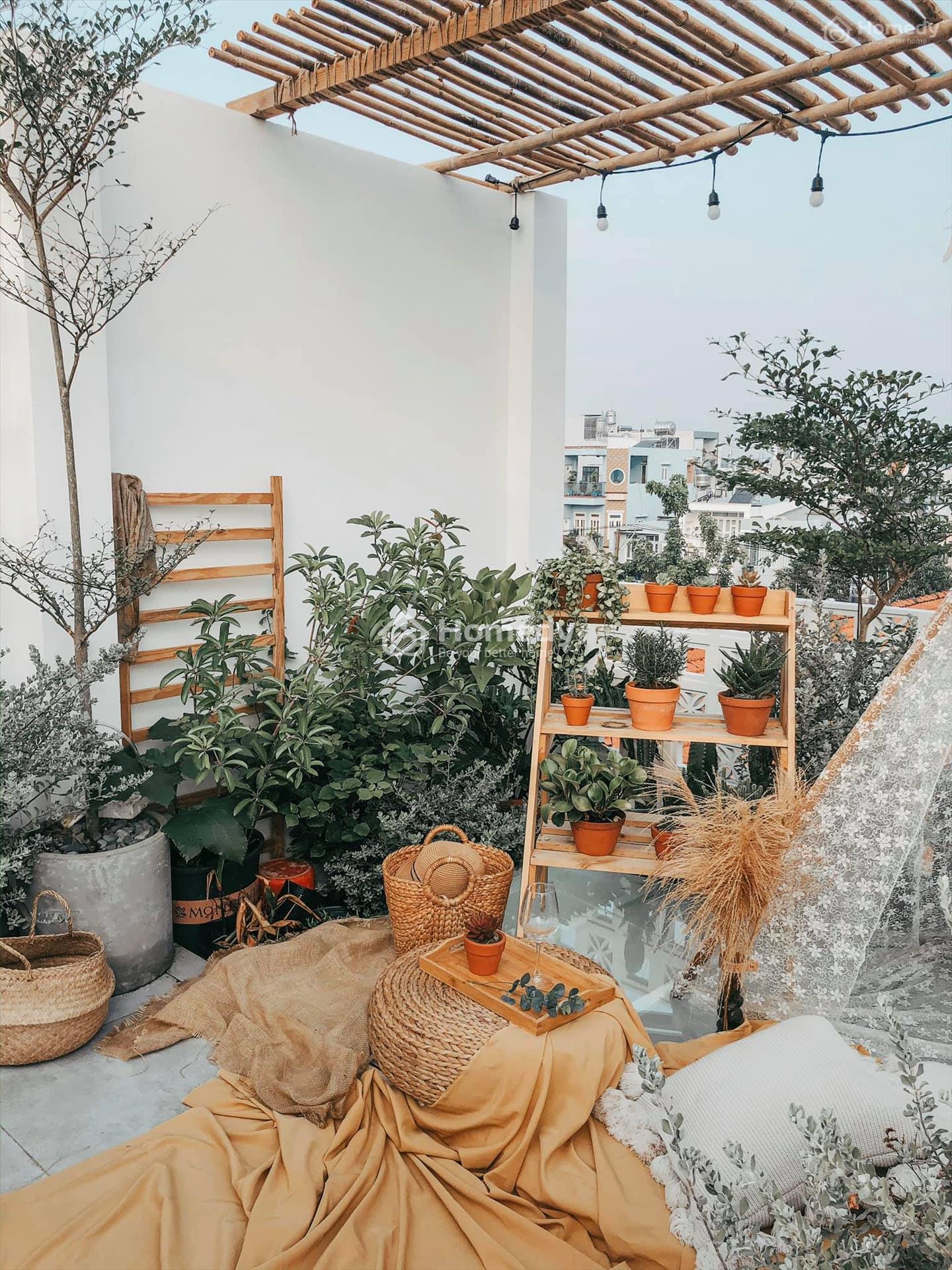 Trang trí sân thượng nhỏ với với mái che, mắt lưới giàn gỗ