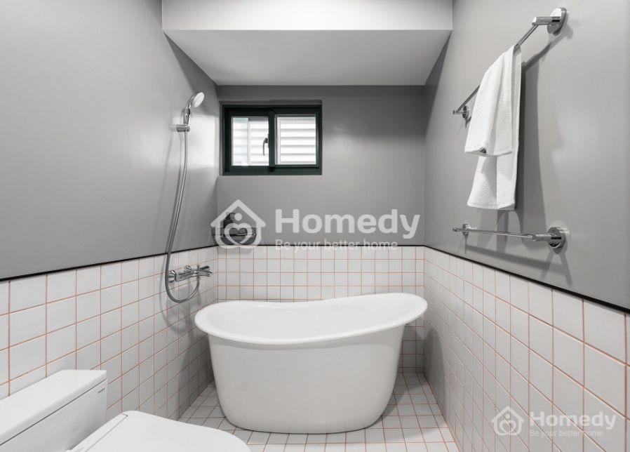 Bồn tắm nhỏ đặt vừa vặn trong không gian