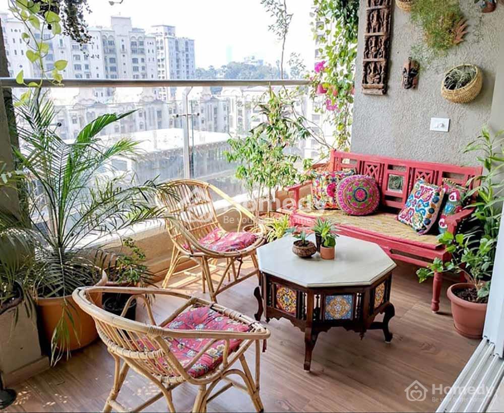 Ban công tràn ngập màu xanh của cây cối