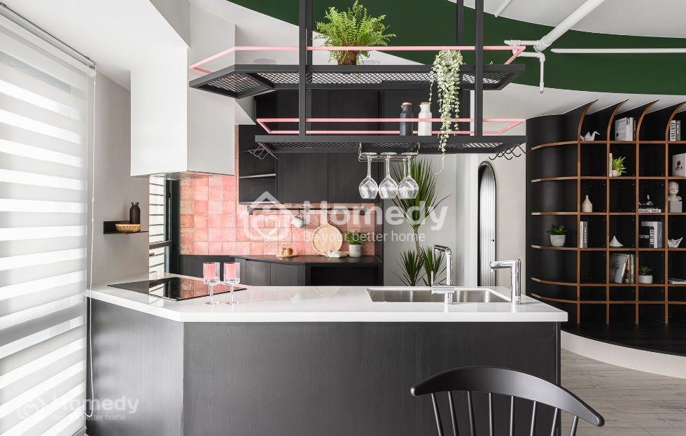 Tủ bếp tông đen sang trọng cùng quầy bar bếp bo góc