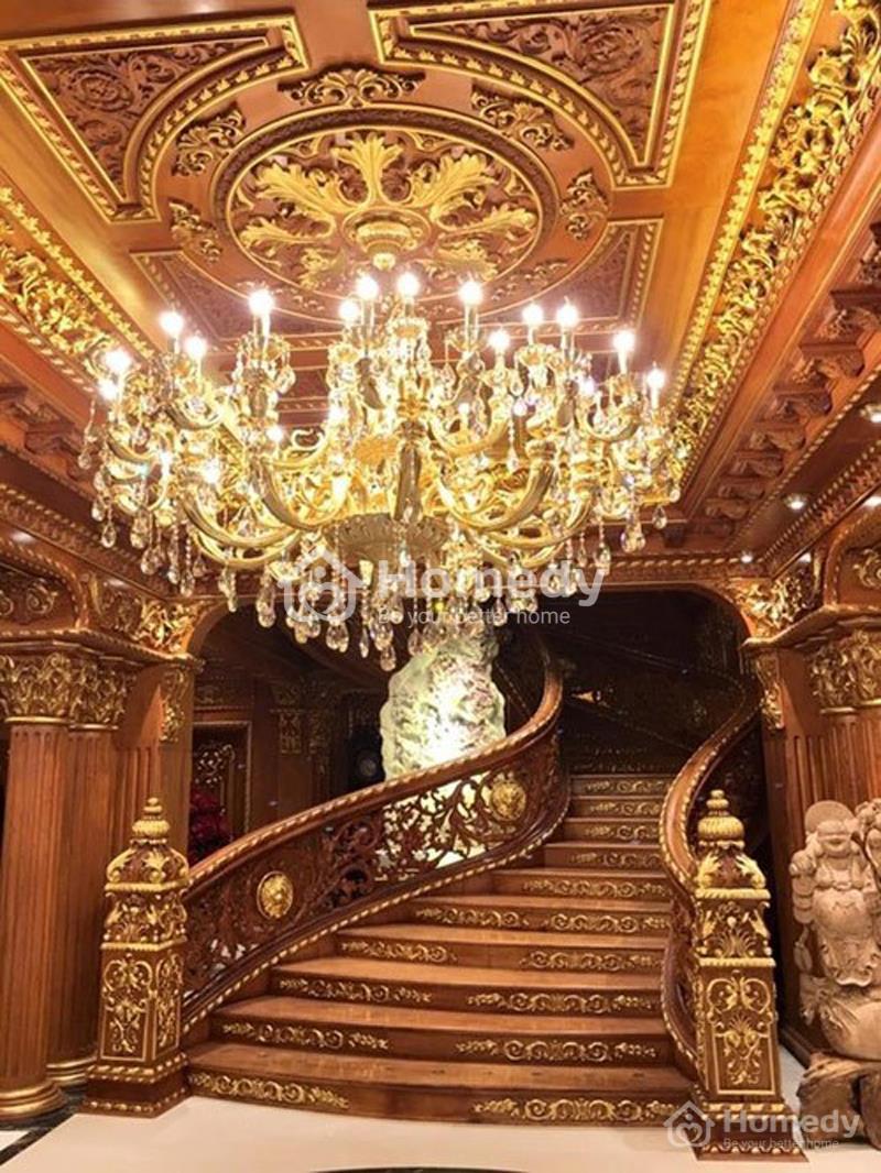 Nội thất cầu kỳ được dát vàng.