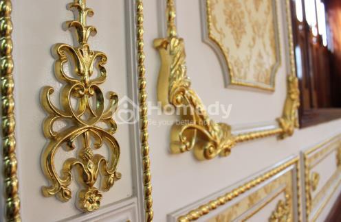 Các chi tiết bên trong căn nhà đều được ốp vàng