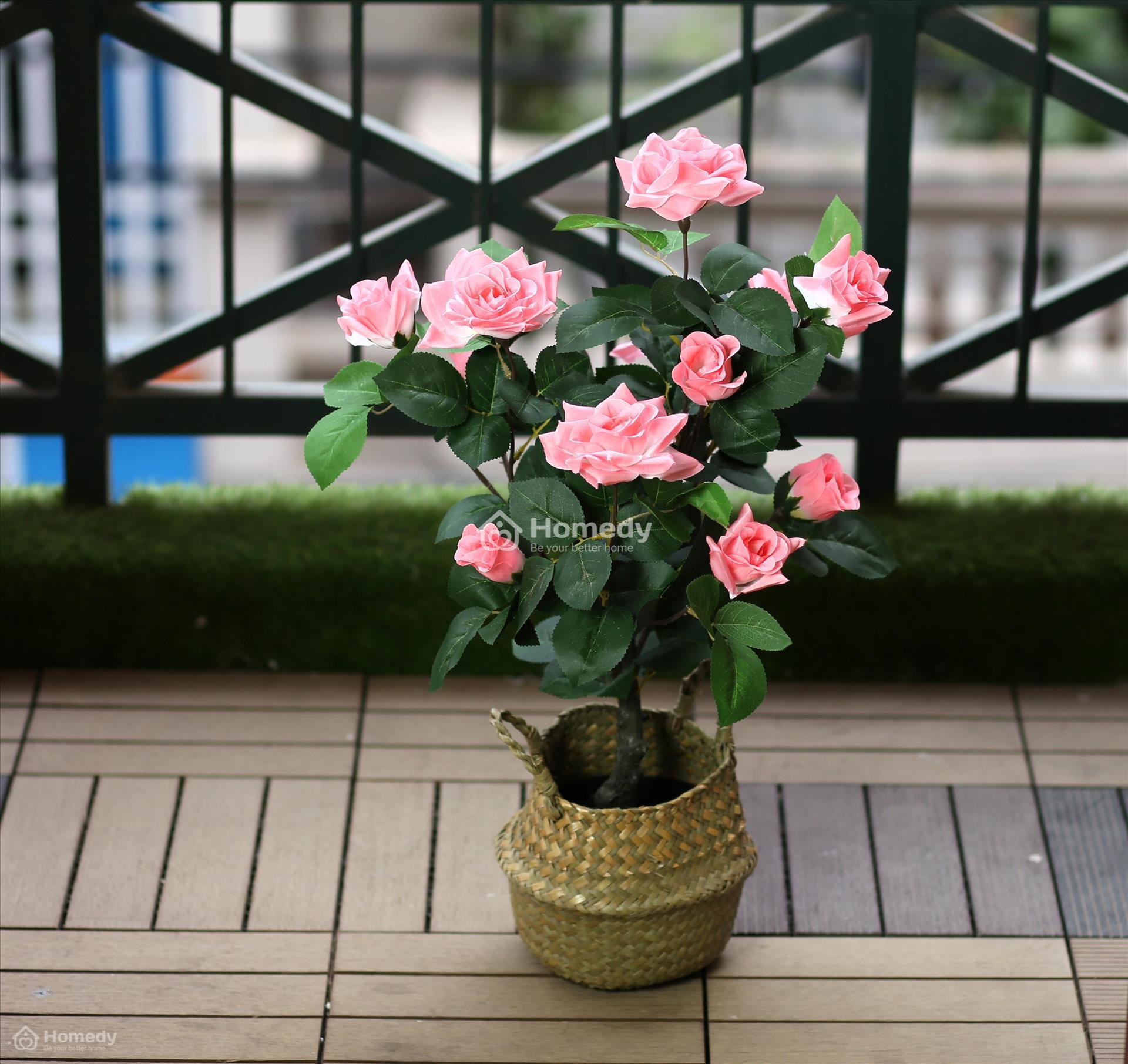 Trang trí hoa phòng khách với hoa hồng