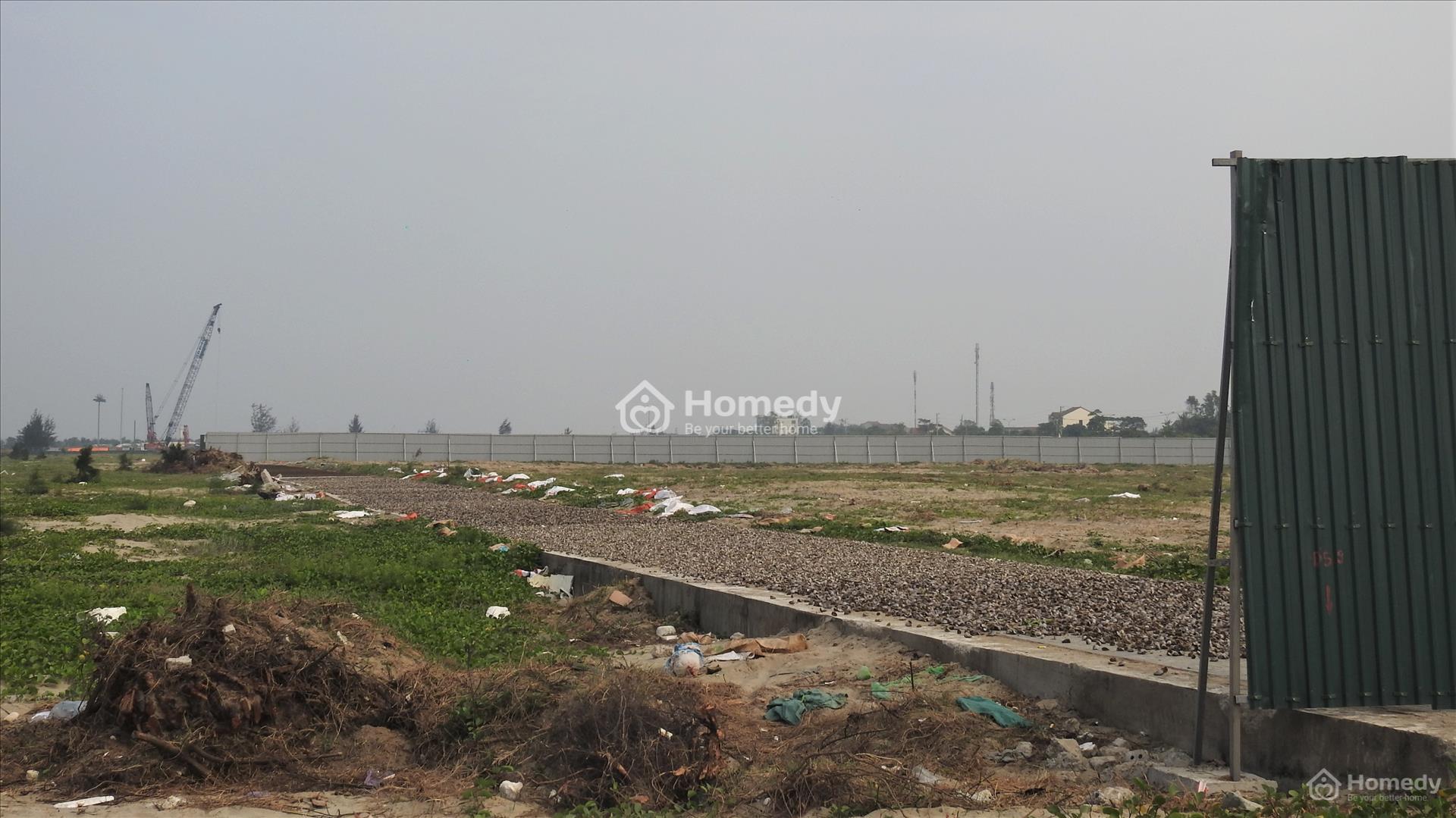 Nhiều khu đất dọc bãi biển Cửa Lò đã được quây hàng rào để thực hiện các dự án quy mô lớn