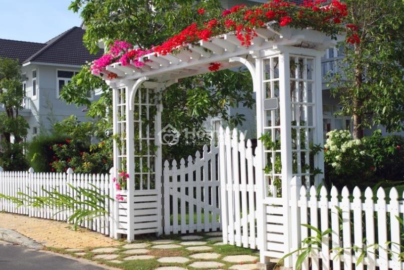 Theo phong thủy cổng nhà, cổng nhà màu trắng rất hợp với gia chủ mệnh Kim