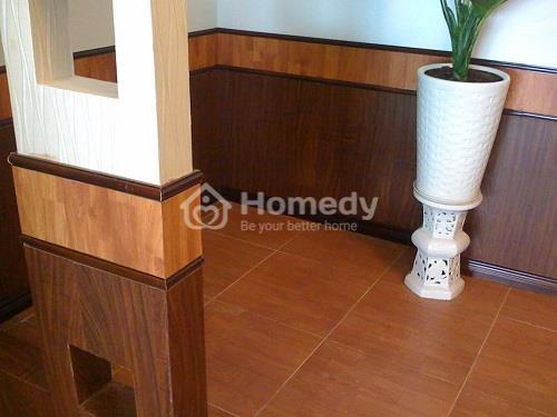 So với gỗ, gạch ốp giả gỗ bền hơn rất nhiều