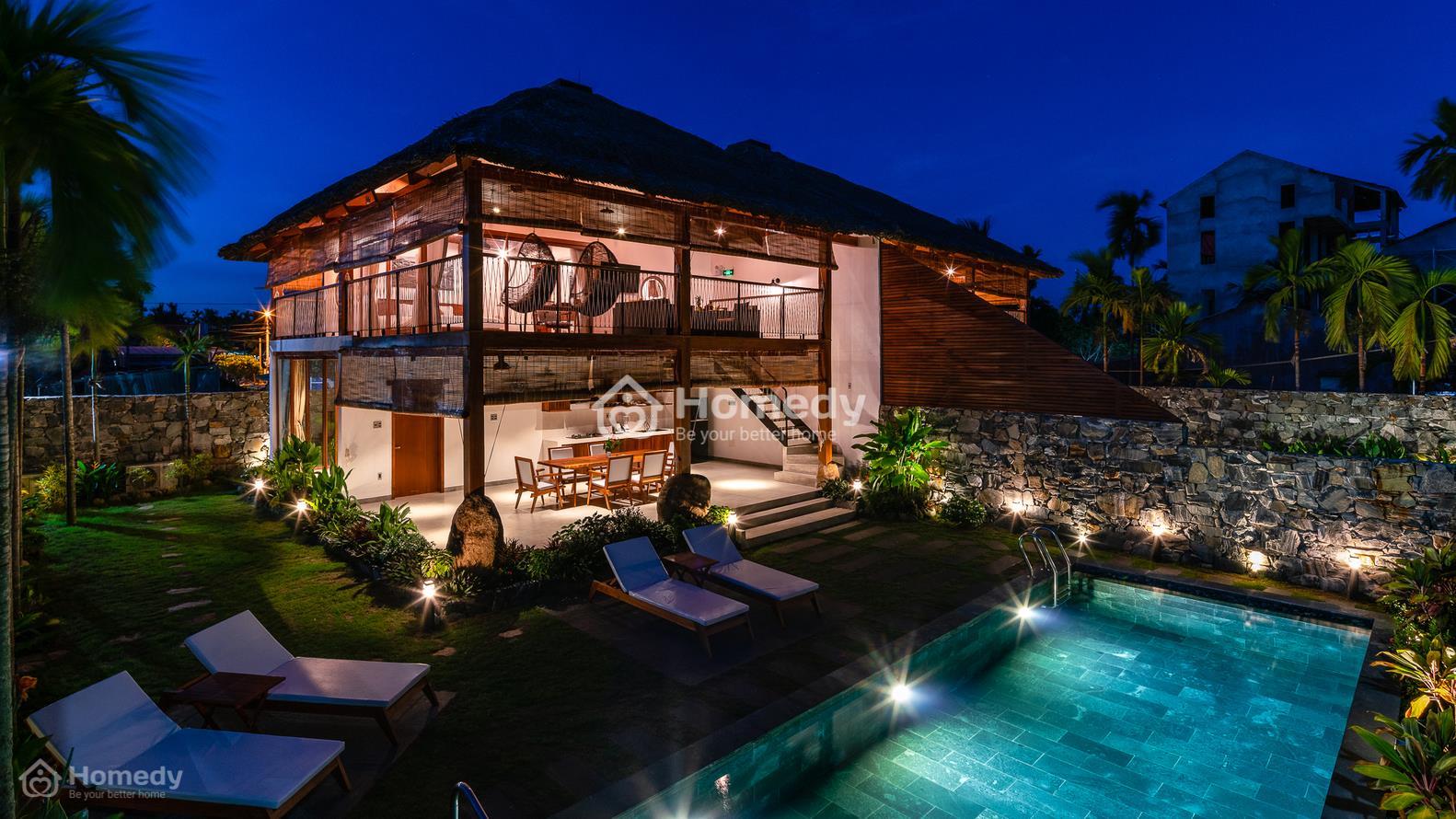 Nhà lá hiện đại bao tường kính