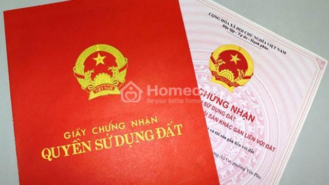 Thủ tục chuyển nhượng quyền sử dụng đất cho con sẽ được tiến hành tại UBND cấp quận/huyện nơi có nhà đất.