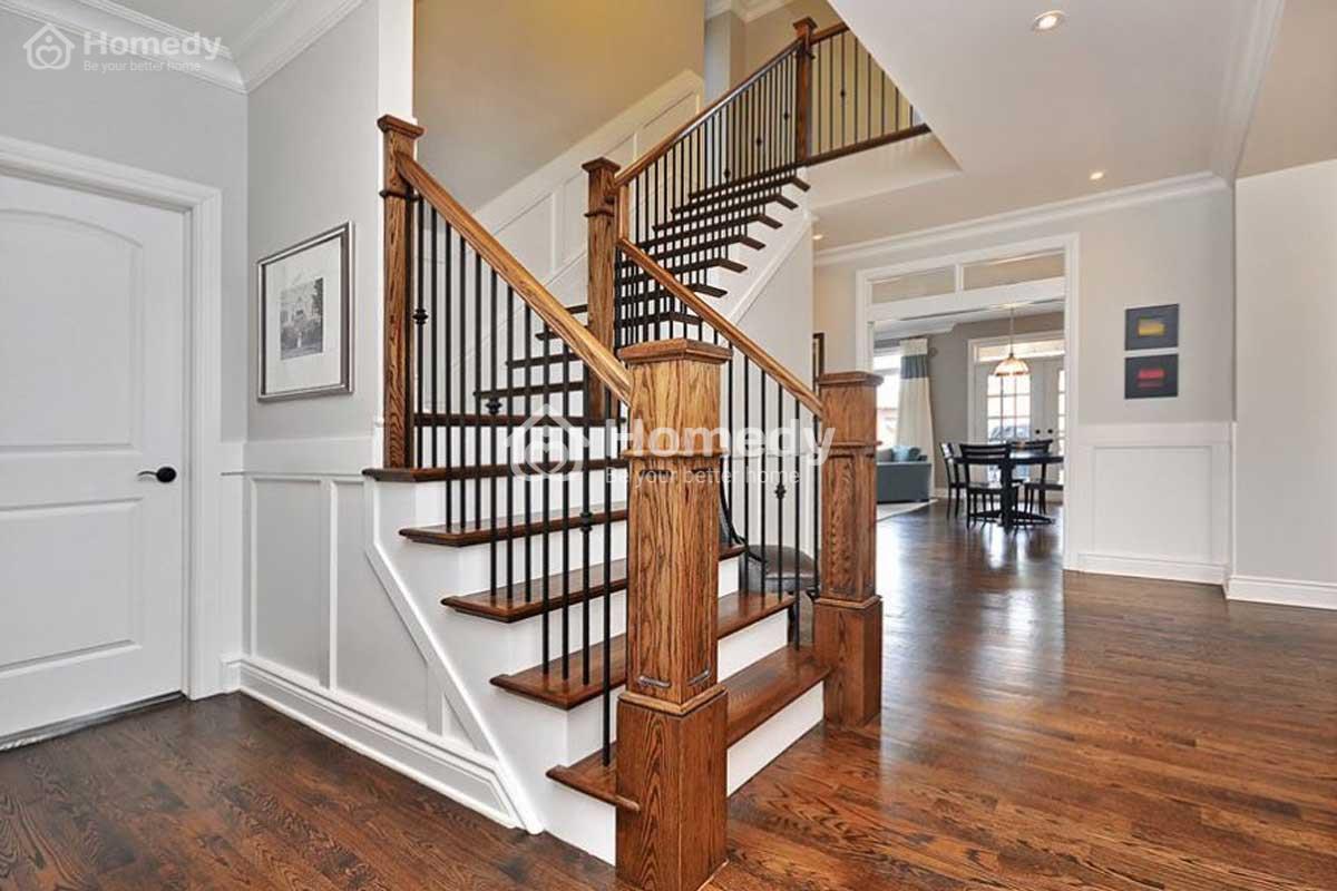 Лестниц и т д. Деревянная лестница. Лестница в доме. Лестница в частном доме. Лестница дерево.