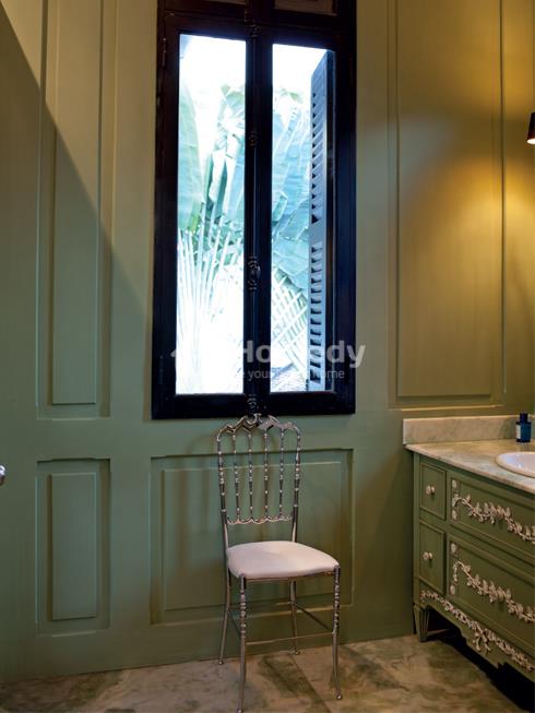 Phòng tắm master được ốp gỗ lại toàn bộ với gam màu xanh đồng nhất theo phong cách lâu đài Pháp