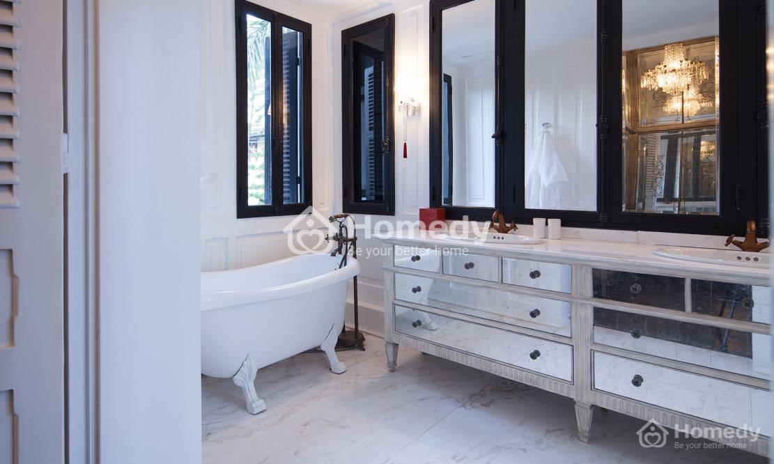 Phòng tắm Thái Công Villa theo phong cách Venice, đá cẩm thạch trắng và ốp gỗ