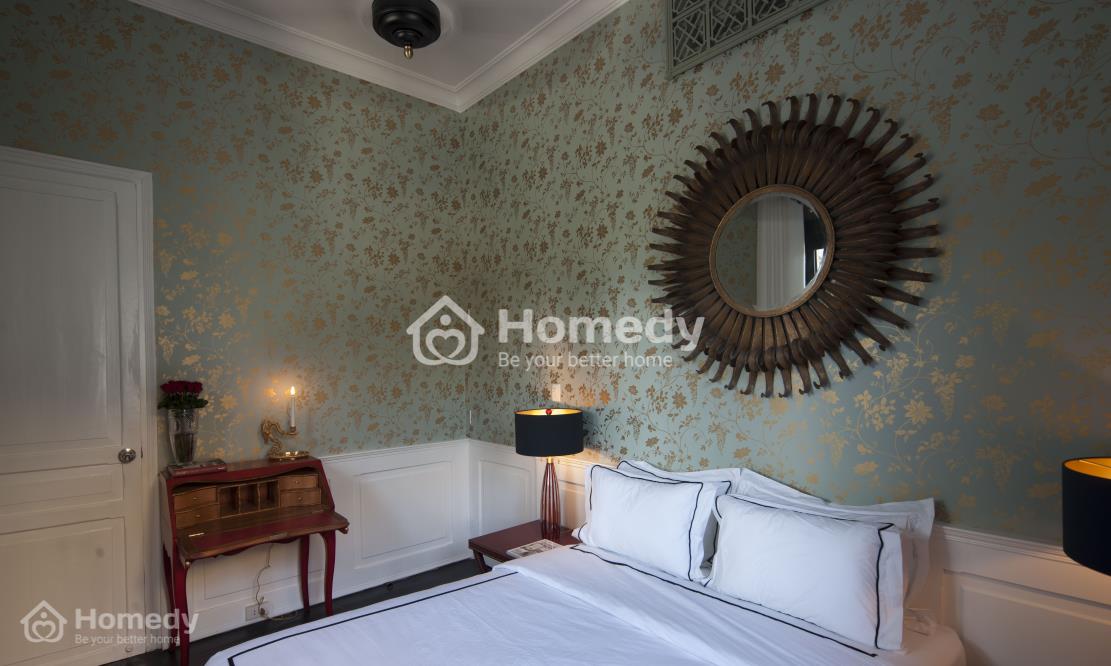 Phòng ngủ chính được trang trí bằng các bức tranh sơn dầu mô phỏng các bức áp-phích thập niên 60’s và 70’s…