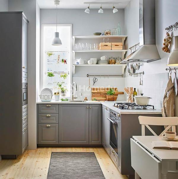 Tận dụng giá treo tường giúp tăng diện tích nhà bếp đơn giản cho nhà cấp 4