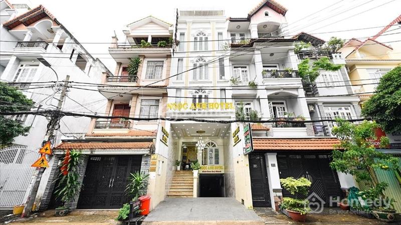 Bán khách sạn ngay sân bay Q. Tân Bình, DT 120m2, 4 lầu + hầm, nhà mới sạch, sổ đầy đủ, giá hạt dẻ! - Ảnh 1