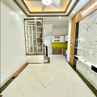 Cần bán gấp nên giá cực tốt căn nhà lô góc tại trung tâm Cầu Giấy, 31m2, 5 tầng, mặt tiền 3,2m.