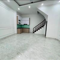 Cần bán gấp nhà gần 68 Cầu Giấy, 30m, 5 tầng, 4,3 mặt tiền, cách ô tô 15m.