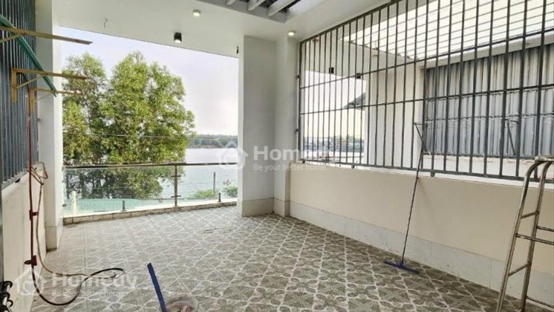 Nhà hướng Đông Nam, sân để 2 xe hơi, vị trí phong thủy tốt. - Ảnh 4