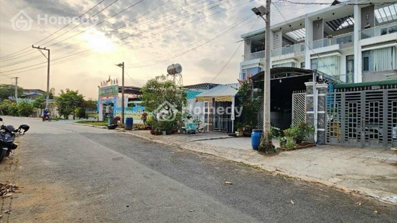 Nhà hướng Đông Nam, sân để 2 xe hơi, vị trí phong thủy tốt. - Ảnh 2