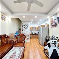 Cần bán nhà Định Công Hạ, 32m2 x 4 tầng, MT 4m, Ô tô đỗ cửa, 20m ra phố lớn, giá 2.15 tỷ