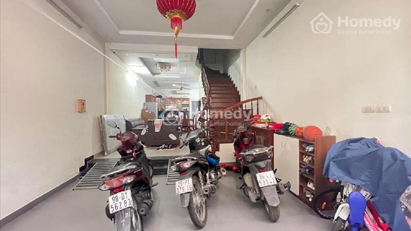 Bán nhà phân lô Hoàng Quốc Việt, ô tô chạy vòng quanh, 5 tâng chỉ 12 tỷ - Ảnh 1