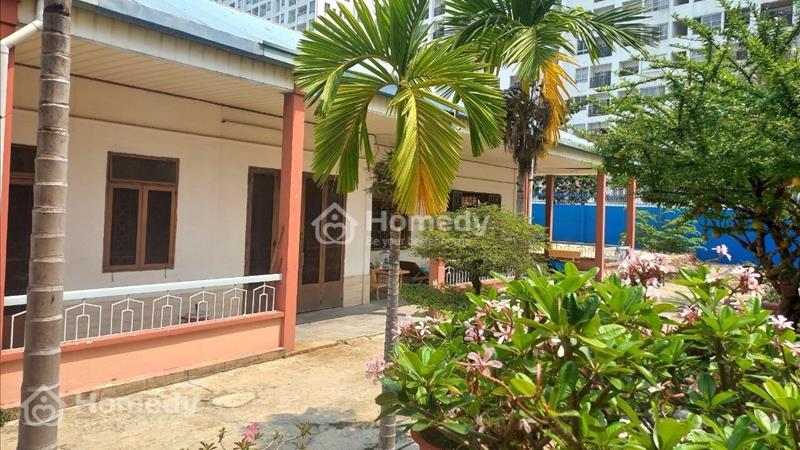Cho thuê biệt thự mặt tiền gần Phạm Văn Đồng ,1600m2 - Ảnh 1