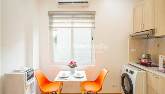 Cho thuê căn hộ 1 ngủ đầy đủ nội thất, dịch vụ dọn dẹp giặt là tại ngõ 39 Linh Lang gần Lotte - Ảnh 1