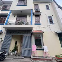 Cho thuê nhà nguyên căn 1 trệt 3 lầu mặt tiền hẻm cộng hoà