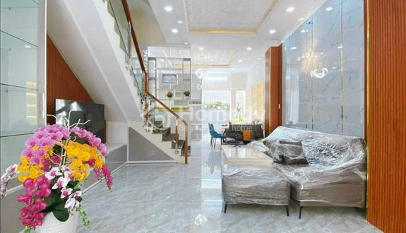 Bán gấp nhà ở Âu Dương Lân Quận 8 55m2 giá hạt dẻ chỉ 1ty050tr, Shr, hẻm lớn, rộng. - Ảnh 1