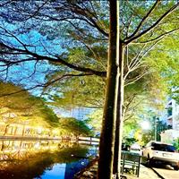 Một căn nhà rất hiện đại mới xây ngay mặt tiền đường cùng với lòng sông trước mắt căn nhà.