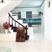 Sổ hồng riêng, nở hậu, cách 10m hẻm xe hơi, tặng toàn bộ nội thất, quận 7.