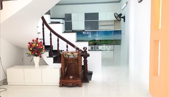 Sổ hồng riêng, nở hậu, cách 10m hẻm xe hơi, tặng toàn bộ nội thất, quận 7. - Ảnh 1
