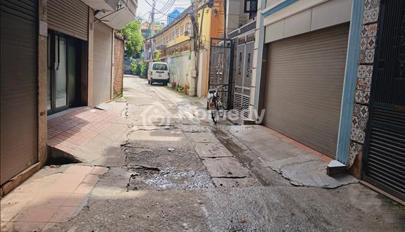 Bán nhà -  e cần bán gấp căn nhà hbt, dt70 m,4t, mt4.5, sổ vuông vắn,ngõ thông, 70m ra mp kim ngưu - Ảnh 1
