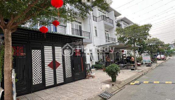 Bán gấp căn liền kề Phúc An Village, 3 tầng, 100 m2, giá rẻ tại Đường 824 - Đức Hòa - Long An - Ảnh 1