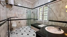Nhà sân vườn rộng, đồ cơ bản, 4 phòng ngủ ở Tô Ngọc Vân cho thuê - Ảnh 4