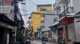 CẠNH Hồ, Ô TÔ đỗ cửa - Ảnh 2