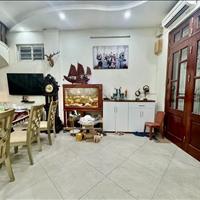 Bán nhà Lô góc siêu hiếm, Trung tâm Cầu Giấy, 4 tầng chắc chắn, giá chỉ 13 tỷ