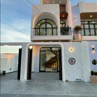 Nhà mặt tiền sát chợ Bình Chánh, 600tr ở ngay, 8x18 tiện K.Doanh ăn uống, bán cafe. 0584.077.611