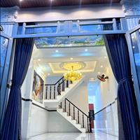 Chủ nhà cần bán gấp nhà đường Hoàng Diệu, quận 4-giá 650tr, sổ riêng, hẻm xe hơi 