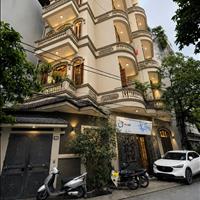 🏡 Biệt thự view hồ giữa lòng quận Đống Đa 📐 70m² • 5 tầng 🚗 Ô tô đỗ trước cửa 💰 Giá chào 23.9 t