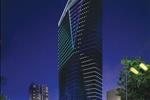 Tòa nhà Lim Tower được Công ty TNHH Thiết kế Casa Việt Nam thiết kế đặc biệt, cùng lớp kính phản quang bao quanh nhằm duy trì nhiệt độ mát mẻ cho tòa nhà.